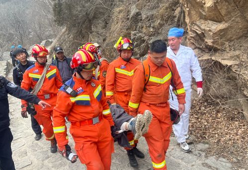 昌平景區(qū)一男子違規(guī)走野路跌落懸崖，多方聯(lián)動緊急救援脫險